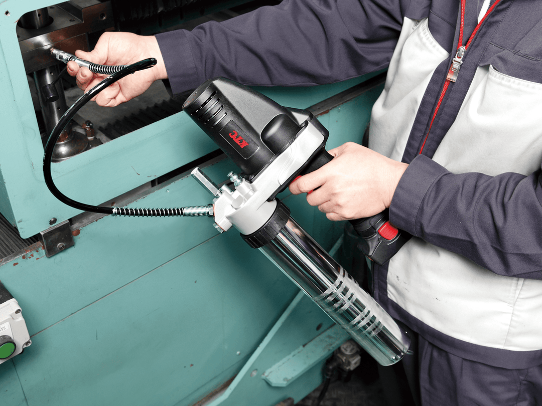 [JTAE911] KTC(京都機械工具)コードレスグリースガンセット（本体・フレキシブルノズル・ノズル変換アダプタ・バッテリーパック・充電器・樹脂ケース） セット品6点 - MisakaZoo