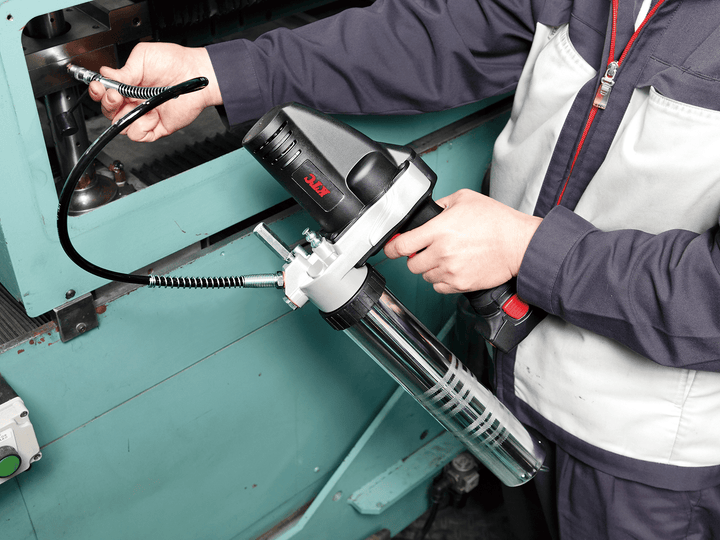 [JTAE911] KTC(京都機械工具)コードレスグリースガンセット（本体・フレキシブルノズル・ノズル変換アダプタ・バッテリーパック・充電器・樹脂ケース） セット品6点 - MisakaZoo